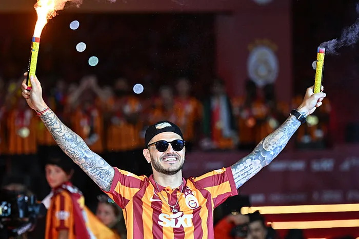 Mauro Icardi şampiyonluk törenine damga vurdu! Derin Galatasaray kostümü ile sahaya çıktı