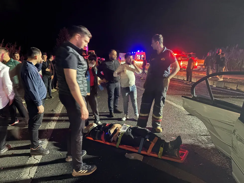 Aydın Nazilli'de alkollü sürücü faciası: Kaza yerindeki ekiplerin arasına daldı! 12 yaralı - 1
