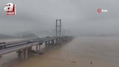 Çin’de kargo gemisi köprüye çarptı: 4 kayıp