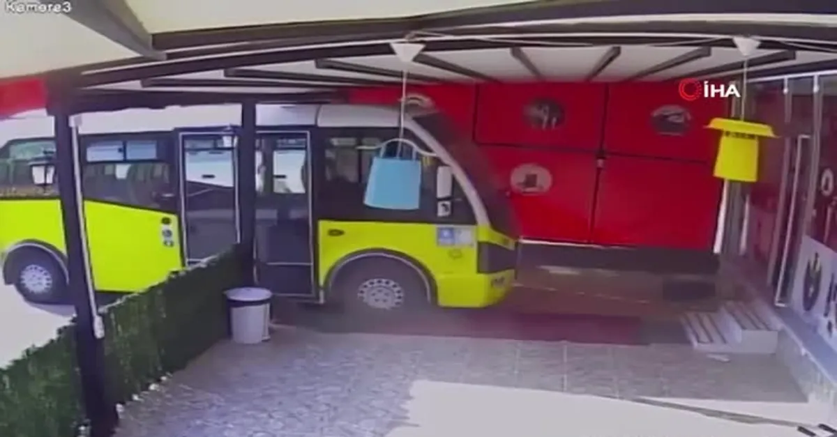 El freni çekilmeyen minibüs dükkana böyle girdi |Video
