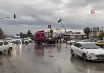 Serik'te tırlar çarpıştı: 1 yaralı