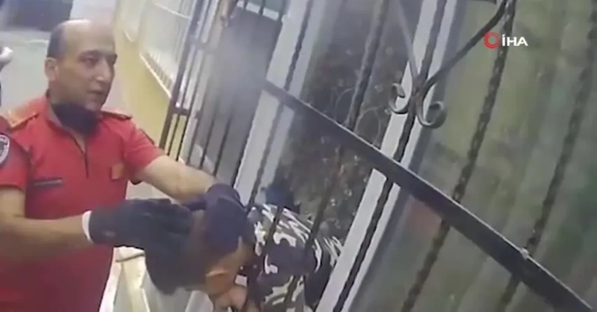 Kafası korkuluğa sıkıştı! Böyle kurtarıldı