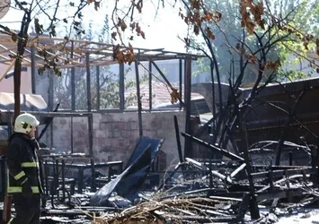 Antalya'da restoran yangını kamyona sıçradı!