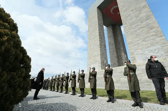 Son dakika: Çanakkale Deniz Zaferi'nin 107'nci yılı! Başkan Erdoğan'dan Şehitler Abidesi'ndeki törende önemli açıklamalar - 5