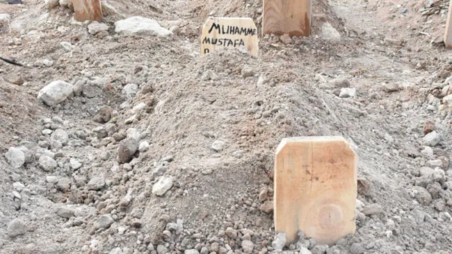 Sivas'ta yürek yakan kare! 18 gün sonra toprağa verilen bebeğin cenaze törenine 6 kişi katıldı - 3