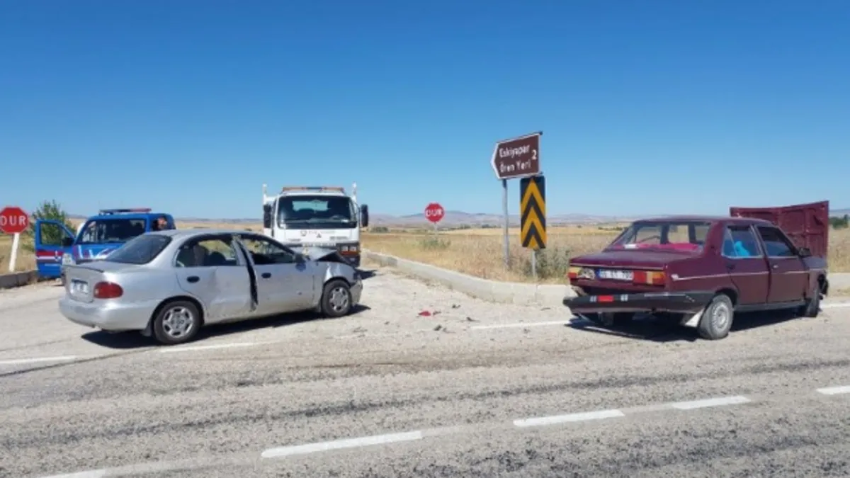 Çorum'da iki otomobilin çarpışması sonucu 2 kişi yaralandı