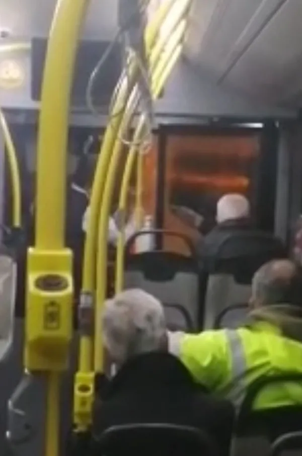 bursada-otobus-ile-servis-soforleri-arasinda-yol-verme-kavgasi-1639897908209.jpg Bursa'da otobüs ile servis şoförleri arasında yol verme kavgası - 1