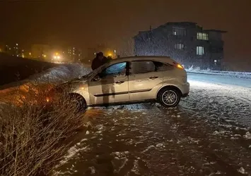 Yüksekova'da kar; araçlar yoldan çıktı