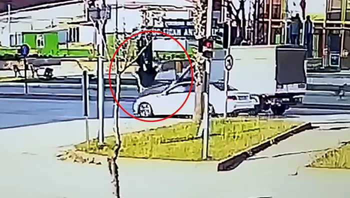 adanada-kopekten-kacan-kadina-otomobil-carpti-olay-ani-guvenlik-kamerasinda-1713098954476.jpg Adana'da köpekten kaçan kadına otomobil çarptı! Olay anı güvenlik kamerasında... - 1