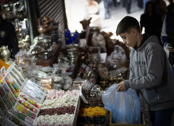 1681891566404.jpg Asrın felaketinde kısmen hasar görmüştü! Tarihi Maraş Çarşısı’nda bayram yoğunluğu - 7