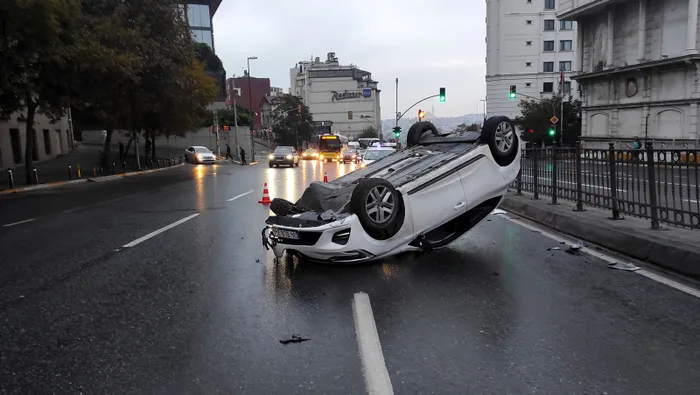 Beyoğlu'nda otomobil takla attı! Trafik yoğunluğu oluştu - 3