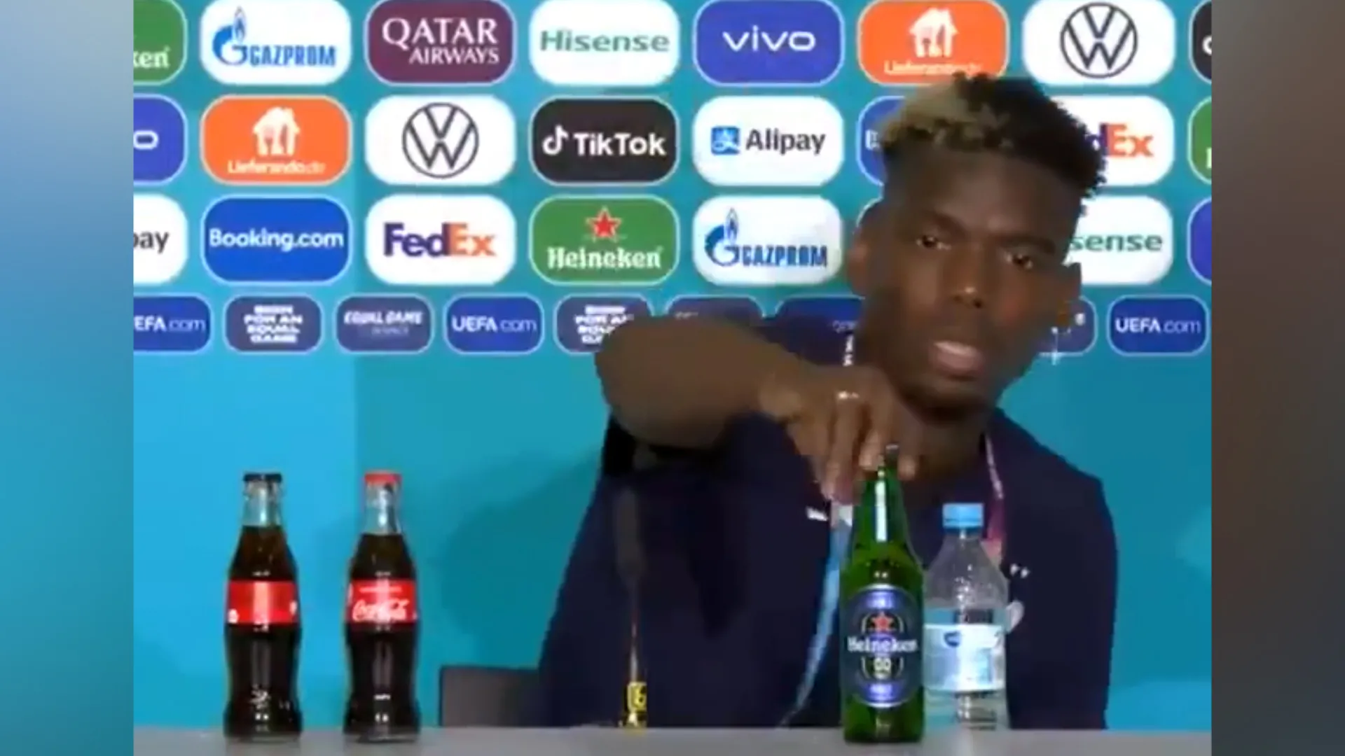 Paul Pogba'dan takdir toplayan hareket! Önüne konulan bira şişesini kaldırdı