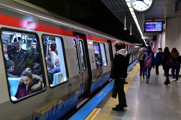 Marmaray rekor tazeledi: Bir günde 580 binden fazla yolcu