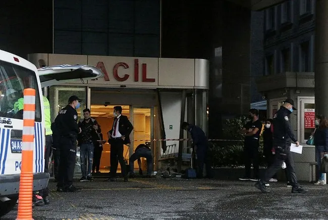 İstanbul'da kadın sürücü fren yerine gaza basınca hastanenin acil kapısına çarptı. - 3