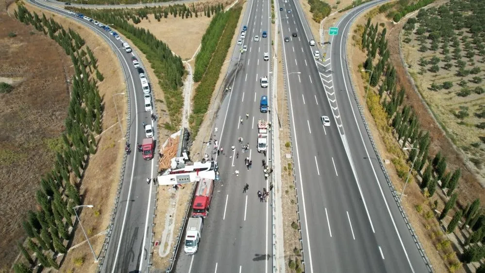 manisada-cekici-ile-tur-otobusu-carpisti-11-olu-27-yarali-iste-feci-kazanin-sebebi-1791720394304.jpeg Emniyet şeridinde geri gittiği belirtilen otobüs 11 yolcuya mezar oldu. (Fotoğraf: İHA)