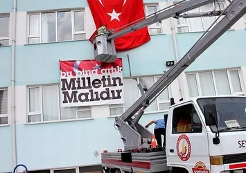 Kapatılan okulun üzerine 'Bu bina artık milletin malıdır' afişi asıldı