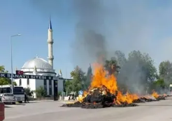 Elyaf yüklü traktör römorku yandı