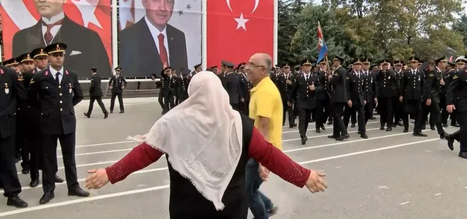 Binlerce asker arasında gözyaşlarıyla oğlunu aradı