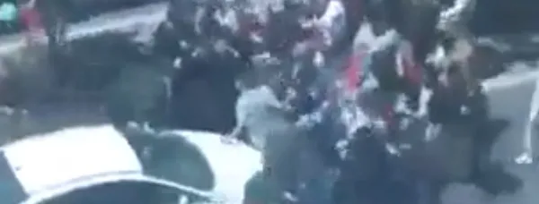 CHP ve HDP’liler üç hilal taşıyan otomobile saldırdı! Ortalık bir anda karıştı! İşte o anlar...