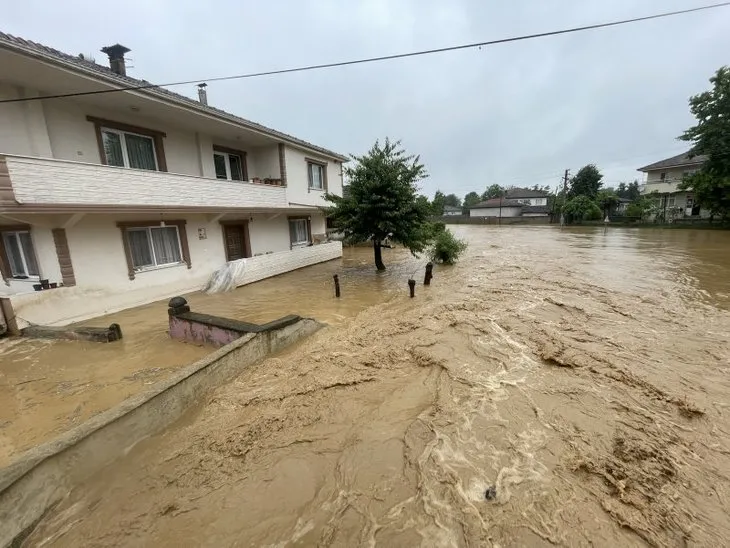 Sağanak yağış Düzce'de hayatı felç etti! Batı Karadeniz'de sel ve heyelan tehlikesi