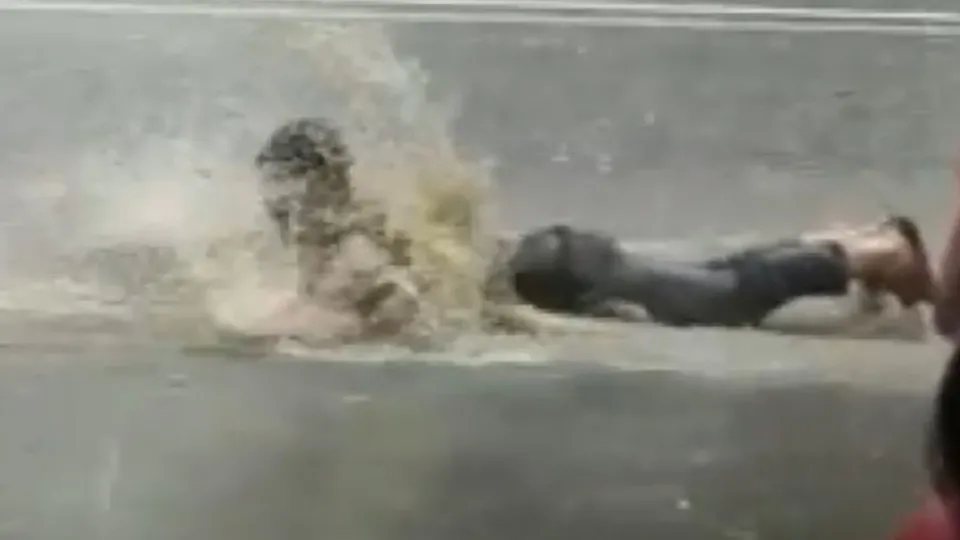 Sağanakta kulaç attı