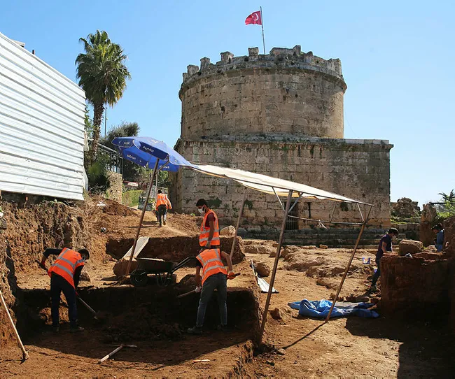 Antalya'da Hıdırlık Kulesi çevresindeki kazılarda Roma dönemine ait hamam kalıntıları bulundu - 3