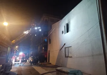 Pendik’te elektrik kablosu deposunda yangın