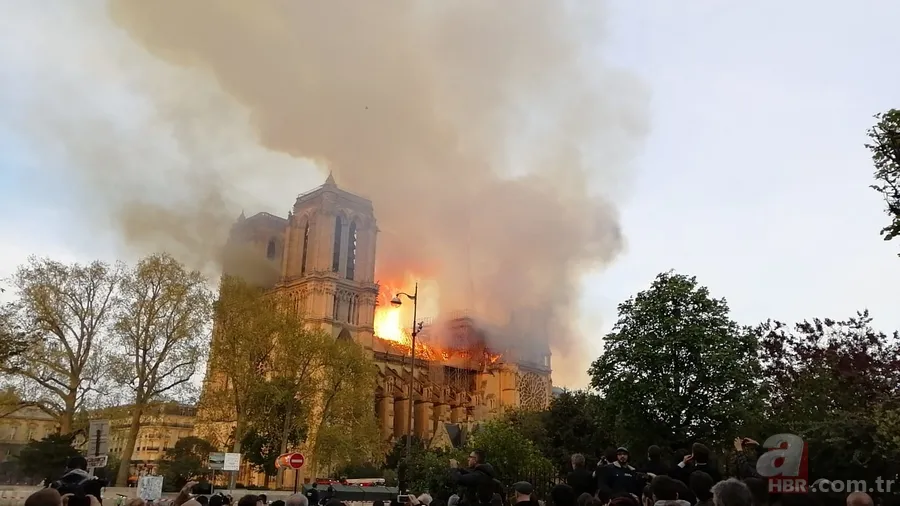 Dünya Notre Dame Katedrali'ndeki yangını konuşuyor! 3