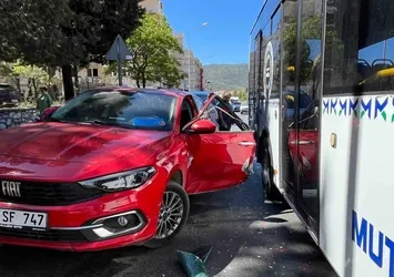 Açtığı kapıya belediye otobüsü çarptı