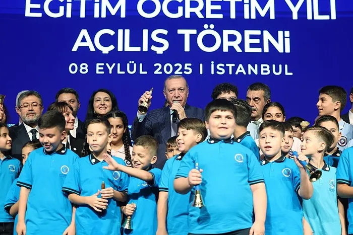 baskan-erdogandan-izmirdeki-karakol-saldirisiyla-ilgili-flas-aciklama-saldirganin-baglantilari-arastiriliyor-1757326344941.jpeg Başkan Erdoğan yeni eğitim öğretim yılının ders zilini öğrencilerle birlikte çaldı. (AA)