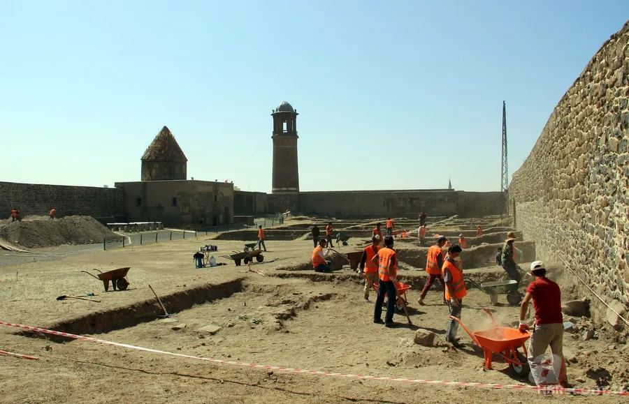 Tarihi Erzurum Kalesi'nde kazı çalışmaları sürüyor 12