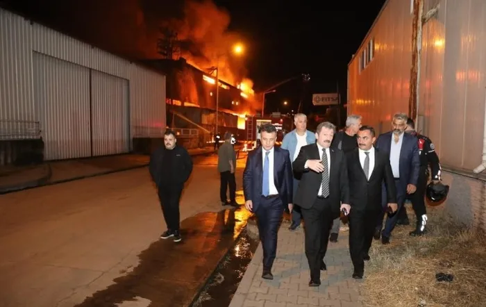 samsunda-yatak-fabrikasinda-yangin-alevler-diger-fabrikalara-sicradi-1716849074409.jpg Samsun'da yatak fabrikasında yangın! Alevler diğer fabrikalara sıçradı - 4