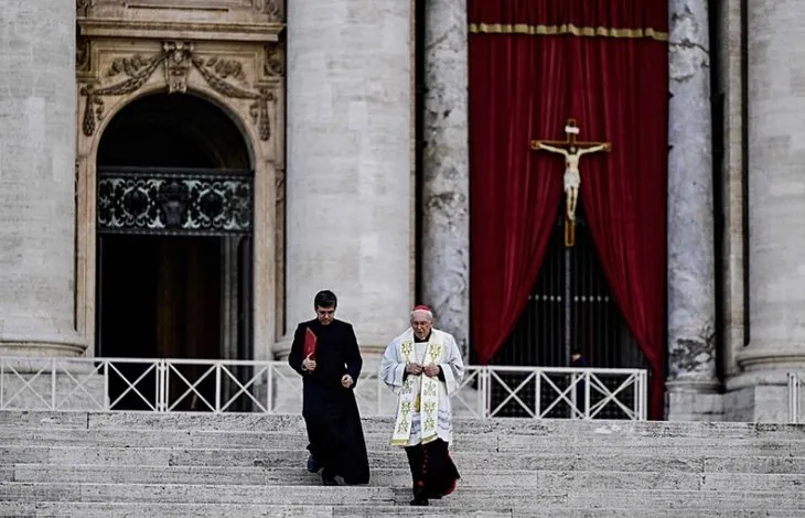 Papa gitti, koltuk savaşı kızıştı! Papalık yarışında ayak oyunları: Lobicilik hız kazandı