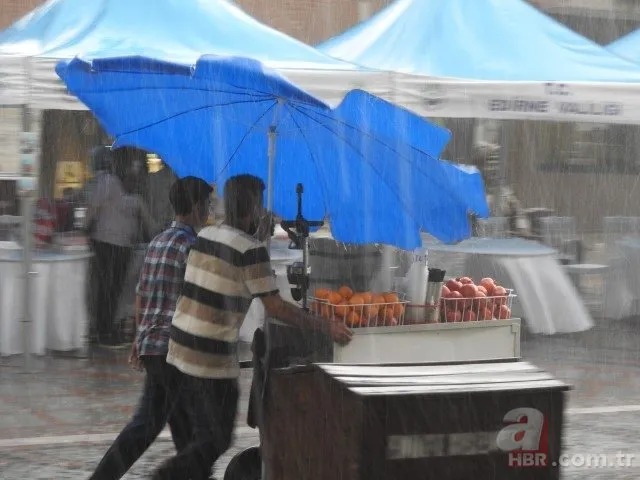 Edirne’de fırtına ve yağış etkili oldu! Vatandaşlar kaçacak yer aradı