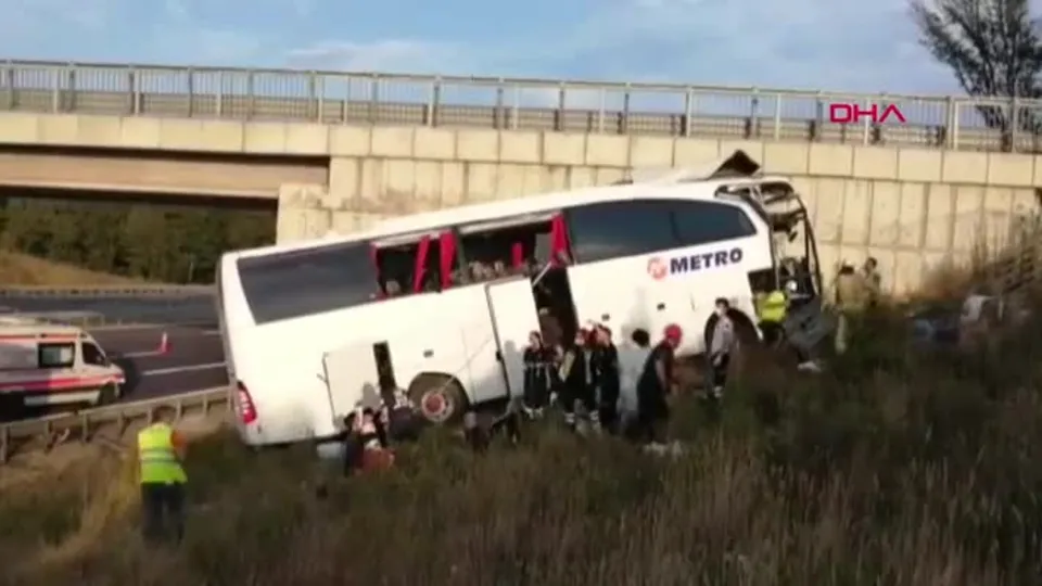 Son dakika: Sarıyer Kuzey Marmara Otoyolu’nda otobüs yoldan çıktı: Çok sayıda ölü ve yaralı var