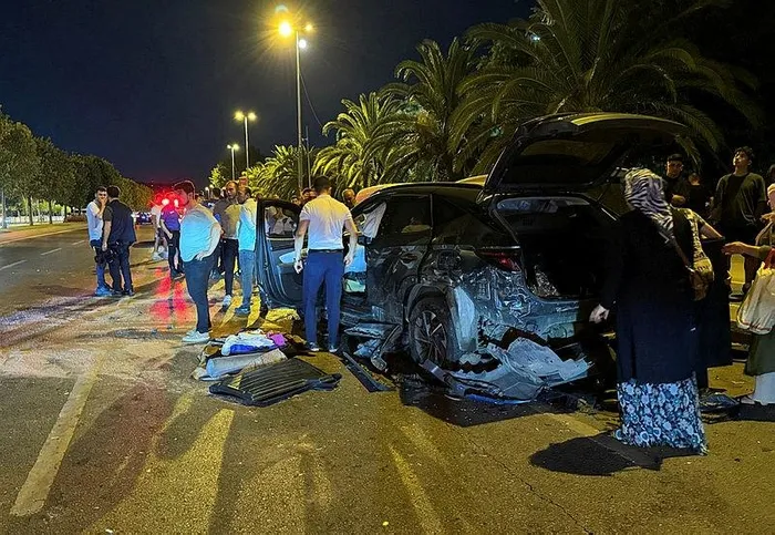 kartalda-feci-kaza-otomobil-park-halindeki-3-araca-carpti-cok-sayida-yarali-var-1721598603507.jpeg Otomobil park halindeki 3 araca çarptı