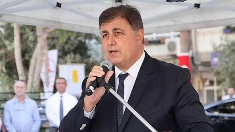 CHP'li Karşıyaka Belediyesi borç batağında! Personel maaşını alamadı bina önünde isyan bayrağı açtı