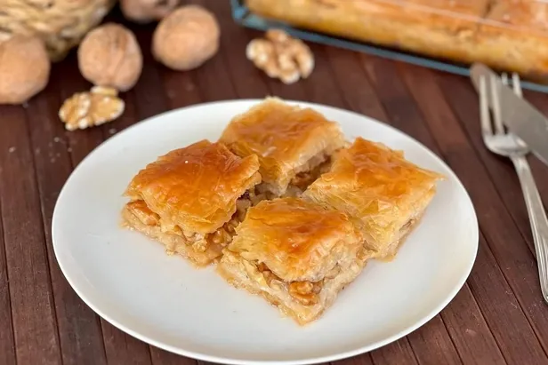 bayram-sofralarin-vazgecilmez-ikramligi-ev-baklavasi-kiyir-kiyir-ev-baklavasi-tarifi-tarifinin-dogru-recetesi-1712658133103.jpeg Bayram Sofraların Vazgeçilmez İkramlığı Ev Baklavası: Kıyır kıyır ev baklavası tarifi tarifinin doğru reçetesi - 4