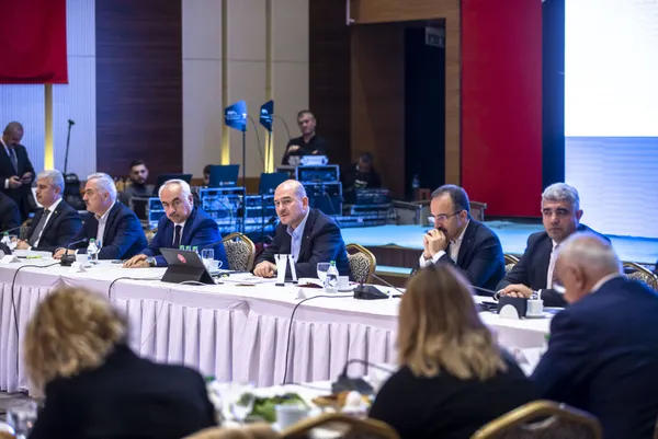 Son dakika: İçişleri Bakanı Süleyman Soylu gösterdiği kırmızı dosyayı açtı: 74 belediyeye terör soruşturması! İBB’de 1668 kişi terör bağlantılı