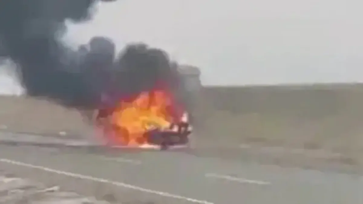 Diyarbakır'da seyir halindeki otomobil alev topuna döndü