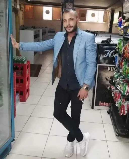 fatihde-korkunc-olay-kalbinden-bicaklanarak-can-veren-gencin-ardinda-kalanlar-yurek-sizlatti-1664176413206.jpg Fatih’de korkunç olay! Kalbinden bıçaklanarak can veren gencin ardında kalanlar yürek sızlattı - 4