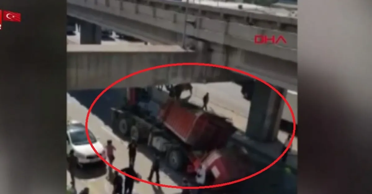 "3 metre" uyarısını görmedi köprüye takıldı