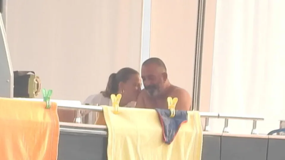 Ayrıldıkları iddia edilen Cem Yılmaz ve Serenay Sarıkaya teknede aşk tazeledi
