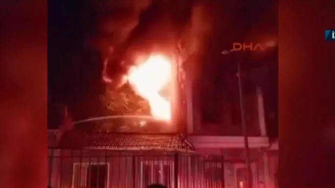 Tarihi binadaki yangında can pazarı!