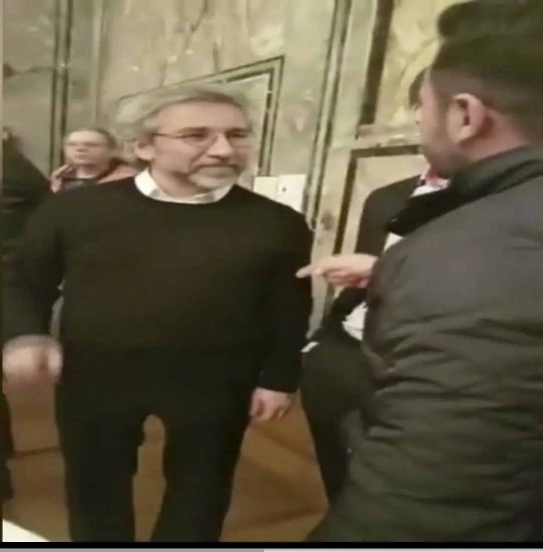 Can Dündar'a soru sormak isteyen Türk vatandaşının evine saldırı - 1