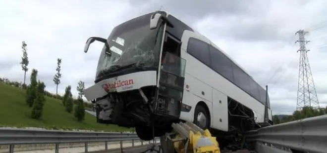 İstanbul’da feci kaza: Otobüs bariyerlerde asılı kaldı