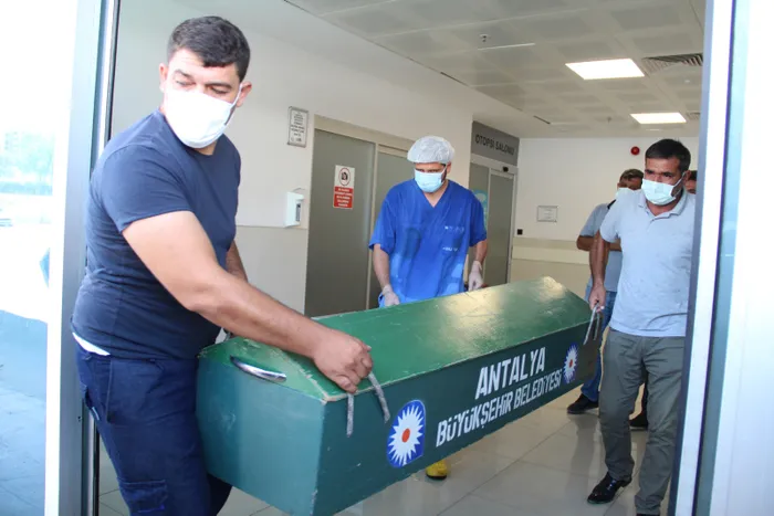 Bir babanın yıkıldığı an! Derede bulunan Ecrin'in cenazesini gözyaşlarıyla teslim aldı - 1