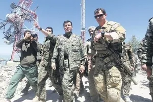 Sınır hattında yeni gelişmeler var! ABD’li temsilci Brett McGurk ile poz veren kırmızı listedeki terörist kaçıyor