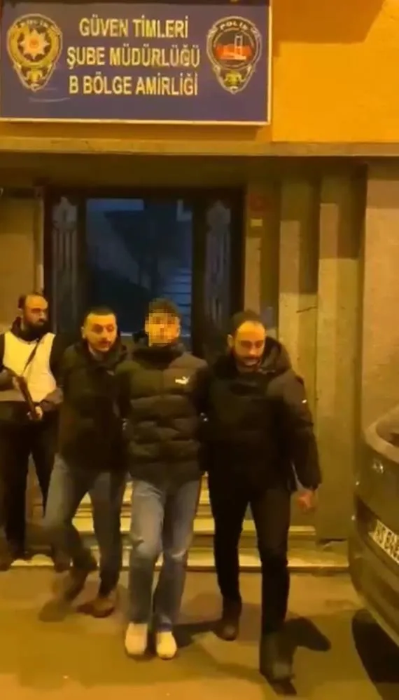 taksimde-silahli-saldiri-husumetlisine-benzetti-dizinden-vurdu-o-anlar-kamerada-1707893992910.jpeg
