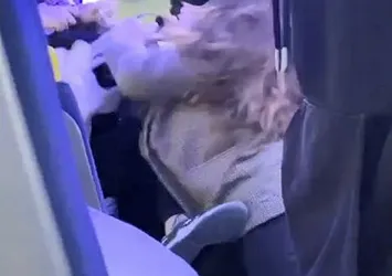 Söylediklerine alındı minibüsü birbirine kattı! Beylikdüzü'nde kadınlar birbirine girdi